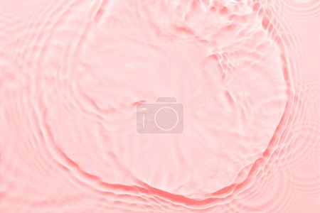 Foto de Fondo abstracto de superficie rosa agua. Ondas y ondas textura de la crema hidratante cosmética aqua con burbuja - Imagen libre de derechos