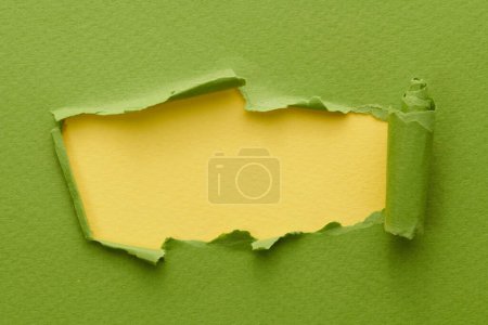 Foto de Marco de papel rasgado con bordes rotos. Ventana para texto con espacio de copia de color verde amarillo, fragmentos de páginas de cuaderno. Fondo abstracto - Imagen libre de derechos