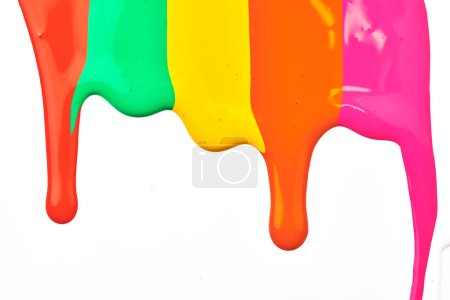 Téléchargez les photos : Fond abstrait multicolore. Taches d'encre acrylique colorées et motif de taches, impression papier peint, art fluide. Fond créatif, peinture coulant sur pape blanc - en image libre de droit