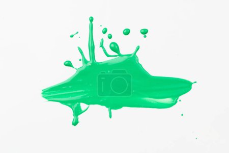 Foto de Mancha de pintura acrílica, pincelada caótica, mancha que fluye sobre fondo de papel blanco. Fondo de color verde creativo, ar fluido - Imagen libre de derechos