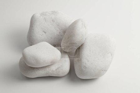 Foto de Conjunto de piedras de sauna aisladas sobre fondo blanco. Cuarzo de roca mineral natural, cuarcita - Imagen libre de derechos