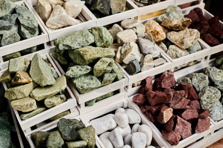 Téléchargez les photos : Ensemble de différentes pierres de sauna dans des boîtes. roches minérales naturelles différentes couleurs - en image libre de droit