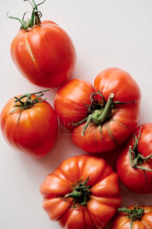 Téléchargez les photos : Tomates rouges fraîches isolées sur fond blanc. Légumes bio, récolte saisonnière - en image libre de droit