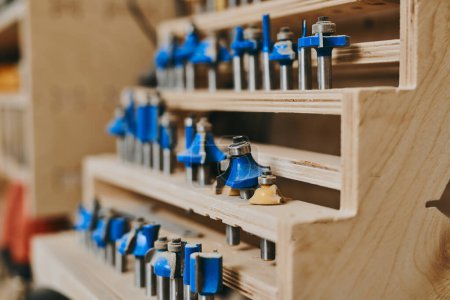 Foto de Taller de carpintería, fabricación de muebles, conjunto de herramientas de carpintería close-u - Imagen libre de derechos