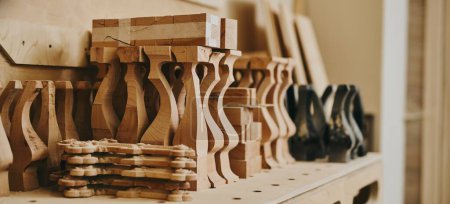 Foto de Detalles de muebles de madera de primer plano. Taller de carpintería, fabricación de muebles - Imagen libre de derechos