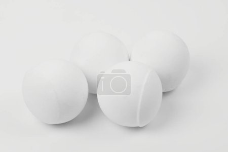 Téléchargez les photos : Ensemble de pierres de sauna isolées sur fond blanc. Pierre minérale naturelle, boules de céramique, porcelaine impériale - en image libre de droit