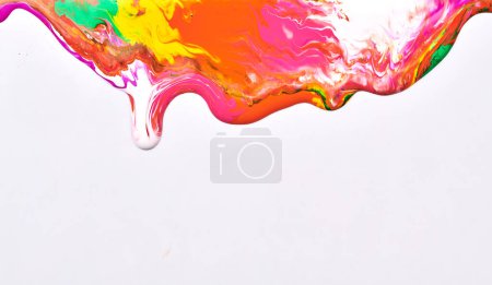 Foto de Fondo abstracto multicolor. Colorido patrón de manchas y manchas de tinta acrílica, impresión de papel pintado, arte fluido. Fondo creativo, pintura que fluye hacia abajo en el pape blanco - Imagen libre de derechos