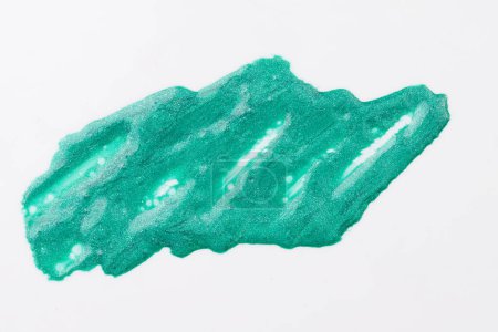Foto de Mancha de pintura acrílica, pincelada caótica, mancha que fluye sobre fondo de papel blanco. Fondo de color verde creativo, ar fluido - Imagen libre de derechos