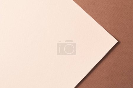 Téléchargez les photos : Papier kraft brut fond, texture du papier brun beige couleurs. Maquette avec espace de copie pour tex - en image libre de droit