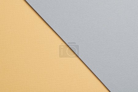 Téléchargez les photos : Papier kraft brut fond, texture du papier gris beige couleurs. Maquette avec espace de copie pour tex - en image libre de droit
