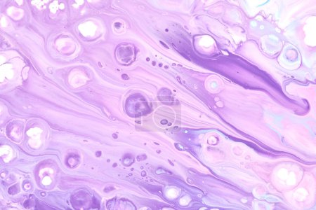 Foto de Patrón hermoso exclusivo, fondo de arte fluido abstracto. Flujo de mezcla de pinturas lila púrpura mezclando juntos. Manchas y rayas de textura de tinta para impresión y diseño - Imagen libre de derechos