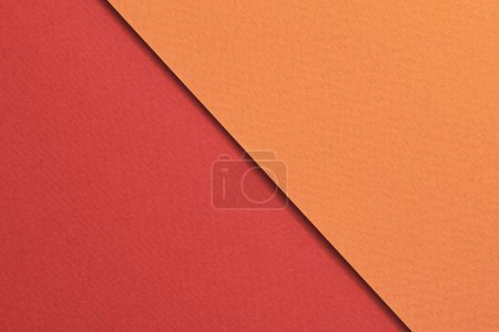 Téléchargez les photos : Papier kraft brut fond, texture du papier orange couleurs rouges. Maquette avec espace de copie pour tex - en image libre de droit
