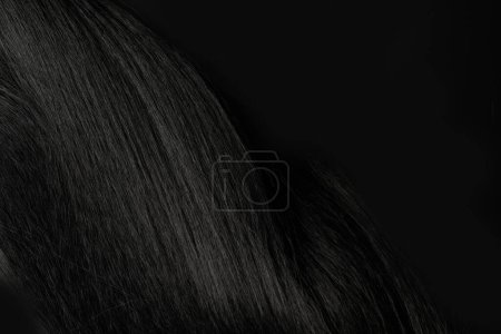 Téléchargez les photos : Vue rapprochée de cheveux noirs brillants naturels, bouquet de boucles brunes noires fond - en image libre de droit