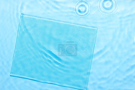 Foto de Fondo abstracto de superficie azul agua. Ondas y ondulaciones textura de hidratante acuático cosmético con burbujas y vidrio de hielo transparente en el interior - Imagen libre de derechos