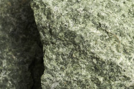 Téléchargez les photos : Texture pierre fond abstrait. Fermer roche minérale naturelle rodingite verte backdro - en image libre de droit