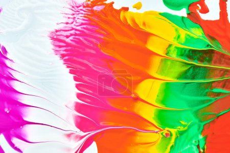Foto de Fondo abstracto multicolor. Colorido patrón de manchas y manchas de tinta acrílica, impresión de papel pintado, arte fluido. Fondo creativo, pintura acrílica iridiscente - Imagen libre de derechos