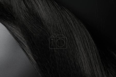 Foto de Vista de cerca de pelo oscuro brillante natural, racimo de negro morena rizos fondo - Imagen libre de derechos