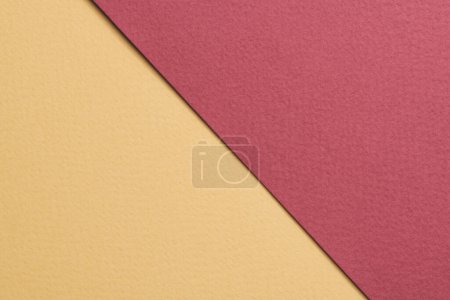 Fondo de papel kraft áspero, textura de papel rojo burdeos colores beige. Burla con espacio de copia para tex