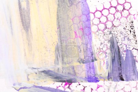 Téléchargez les photos : Fond violet abstrait. Coups de pinceau multicolores et taches de peinture sur papier blanc, fond contrasté brillant, prin cellulaire en nid d'abeille - en image libre de droit