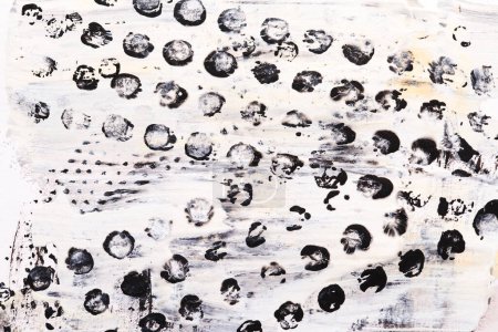 Foto de Fondo abstracto. Puntos negros y manchas de pintura sobre papel blanco, fondo gráfico en contraste - Imagen libre de derechos
