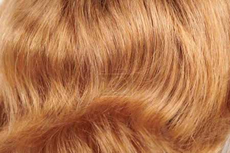 Téléchargez les photos : Vue rapprochée des cheveux naturels brillants, bouquet de fond de belles boucles blondes - en image libre de droit