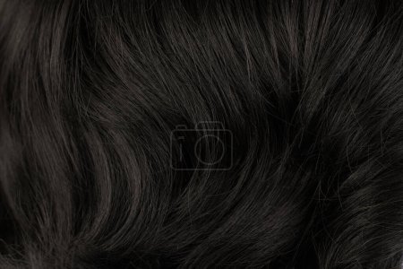 Foto de Vista de cerca de pelo oscuro brillante natural, racimo de negro morena rizos fondo - Imagen libre de derechos