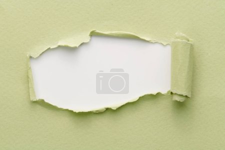 Téléchargez les photos : Cadre en papier déchiré avec bords déchirés. Fenêtre pour texte avec espace de copie couleurs blanches vertes, morceaux de pages de cahier. Backgroun abstrait - en image libre de droit