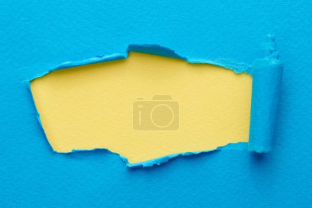 Foto de Collage de arte de piezas de papel rasgado con bordes rotos. Colección de notas pegajosas colores azules amarillos, fragmentos de páginas de cuadernos. Fondo abstracto - Imagen libre de derechos
