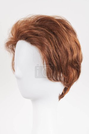 Téléchargez les photos : Perruque brune foncée à l'aspect naturel sur tête de mannequin blanche. Cheveux bruns courts sur le porte-perruque en plastique isolé sur fond blanc, vie latérale - en image libre de droit