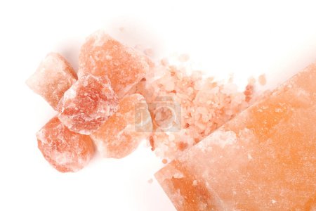 Téléchargez les photos : Pierre de sel de l'Himalaya, cristaux et blocs de sel rose naturel broyés isolés sur fond blanc - en image libre de droit