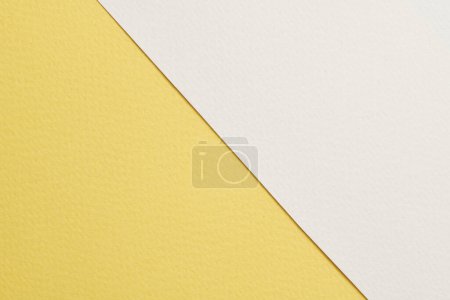 Téléchargez les photos : Papier kraft brut fond, texture du papier blanc couleurs jaunes. Maquette avec espace de copie pour tex - en image libre de droit