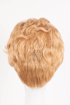 Foto de Peluca rubia de aspecto natural en la cabeza del maniquí blanco. Corte de pelo corto en el soporte de peluca de plástico aislado sobre fondo blanco, espalda vie - Imagen libre de derechos