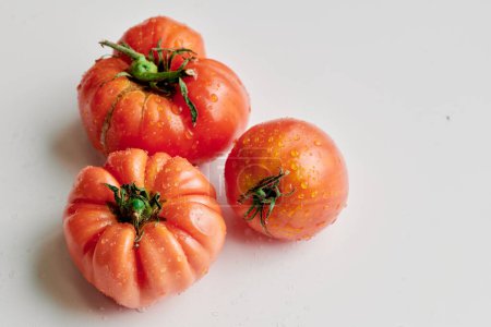 Foto de Tomates rojos frescos aislados sobre fondo blanco. Verduras ecológicas, cosecha estacional - Imagen libre de derechos