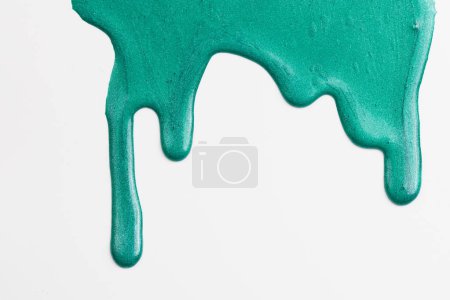 Téléchargez les photos : Tache de peinture acrylique, coup de pinceau chaotique, tache coulant sur fond de papier blanc. Fond de couleur vert créatif, fluide ar - en image libre de droit