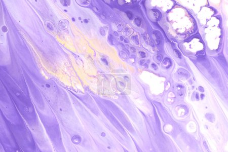 Foto de Patrón hermoso exclusivo, fondo de arte fluido abstracto. Flujo de mezcla de lila púrpura pinturas amarillas mezclando juntos. Manchas y rayas de textura de tinta para impresión y diseño - Imagen libre de derechos