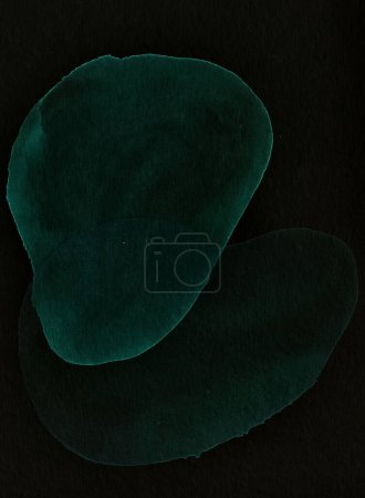 Foto de Fondo abstracto negro y verde. Coloridas manchas de tinta y manchas, papel pintado de impresión. Fondo creativo, pinceladas caóticas, patrón para imprimir en el coche - Imagen libre de derechos