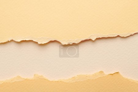 Foto de Collage de arte de piezas de papel rasgado con bordes rotos. Notas pegajosas colección de colores beige, fragmentos de páginas de cuaderno. Fondo abstracto - Imagen libre de derechos