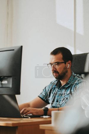 Foto de Retrato profesional hombre programador trabajando concentrado en la computadora en diversas oficinas. Tecnologías de TI modernas, desarrollo de inteligencia artificial, programas, aplicaciones y videojuegos concep - Imagen libre de derechos