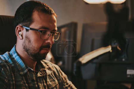 Téléchargez les photos : Portrait programmeur homme professionnel travaillant concentré sur l'ordinateur dans divers bureaux. Technologies informatiques modernes, développement de l'intelligence artificielle, des programmes, des applications et des jeux vidéo concéder - en image libre de droit