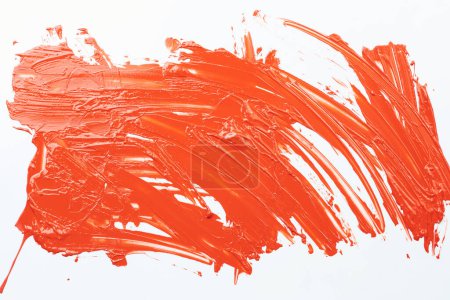 Téléchargez les photos : Tache de peinture acrylique, coup de pinceau chaotique, tache coulant sur fond de papier blanc. Fond de couleur orange créatif, fluide ar - en image libre de droit