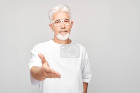 Téléchargez les photos : Portrait de l'homme adulte confiant en vêtements blancs vous choisit les points du doigt à la caméra isolée sur fond de studio blanc. geste de bienvenue, rejoignez notre concept d'équipe - en image libre de droit