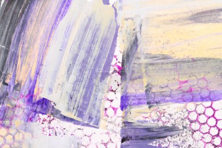 Téléchargez les photos : Fond violet abstrait. Coups de pinceau multicolores et taches de peinture sur papier blanc, fond contrasté brillant, prin cellulaire en nid d'abeille - en image libre de droit