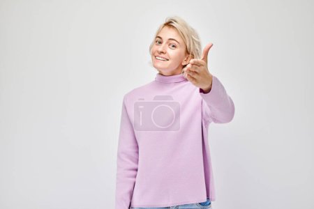 Foto de Retrato de chica confiada elige que apunta el dedo a la cámara aislada en el fondo del estudio blanco. Gesto de bienvenida, únete a nuestro equipo concep - Imagen libre de derechos