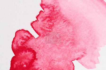 Téléchargez les photos : Fond rouge rose abstrait. Coups de pinceau chaotiques et taches de peinture sur papier blanc, fond contrasté lumineux - en image libre de droit