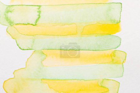 Téléchargez les photos : Résumé fond jaune vert. Coups de pinceau multicolore et taches de peinture sur papier blanc, fond contrasté brillant - en image libre de droit