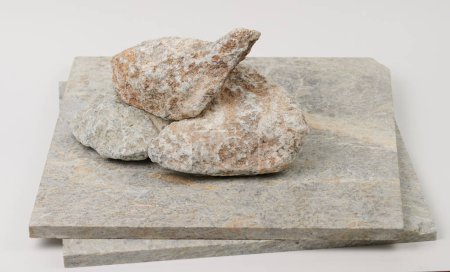 Téléchargez les photos : Ensemble de pierres de sauna isolées sur fond blanc. Talc-chlorit de roche minérale naturelle - en image libre de droit