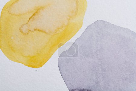 Téléchargez les photos : Abstrait translucide jaune gris aquarelle texture fond. Motif créatif pour carte d'invitation à l'impression, carte postale. Affiche de dessin, papier peint coloré - en image libre de droit