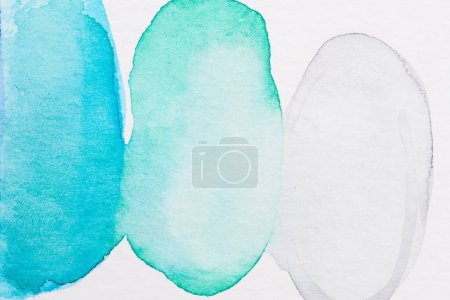 Téléchargez les photos : Fond bleu abstrait. Aquarelle encre multicolore art collage. Taches, taches et coups de pinceau de peinture acrylique sur papillon blanc - en image libre de droit
