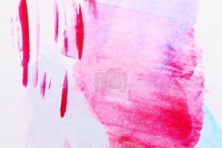 Foto de Fondo rojo rosa abstracto. Pinceladas caóticas y manchas de pintura sobre papel blanco, fondo contrastante brillante - Imagen libre de derechos