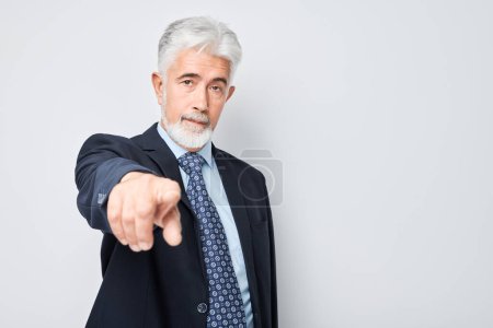 Foto de Retrato de hombre de negocios confiado en traje le elige señala el dedo a la cámara aislada en el fondo del estudio blanco. Gesto de bienvenida, únete a nuestro equipo concep - Imagen libre de derechos